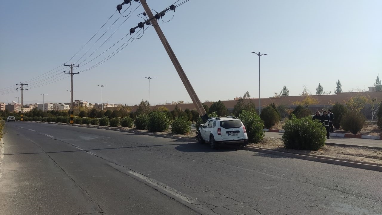 برخورد سواری رنو با تیر برق در بلوار پیامبر اعظم (ص) بیرجند