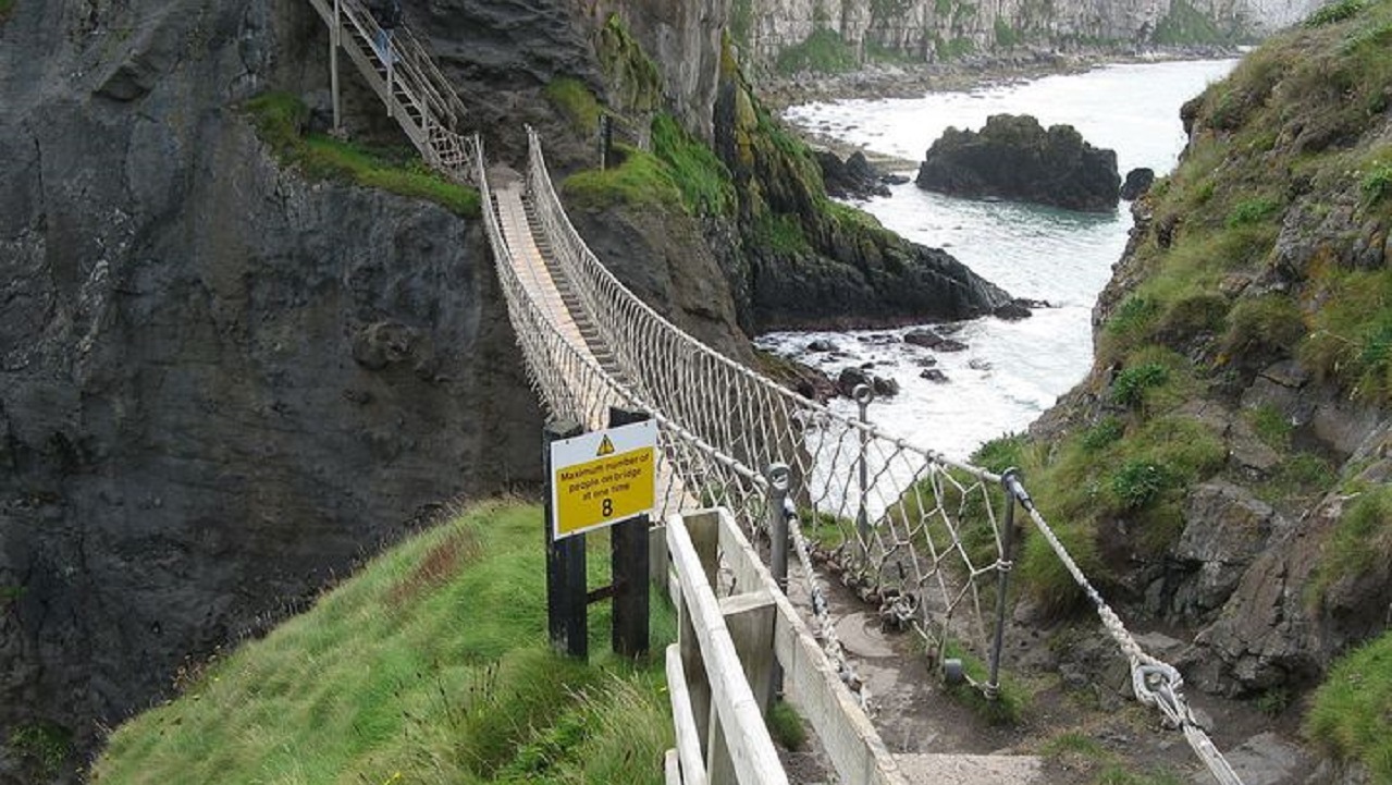 پل طناب Carrick-a-Rede در ایرلند شمالی