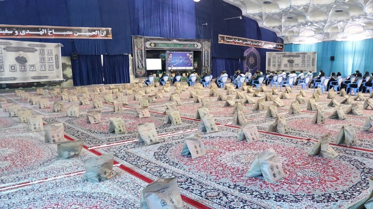 توزیع کمک های مومنانه بین دانش آموزان نیازمندکرمان