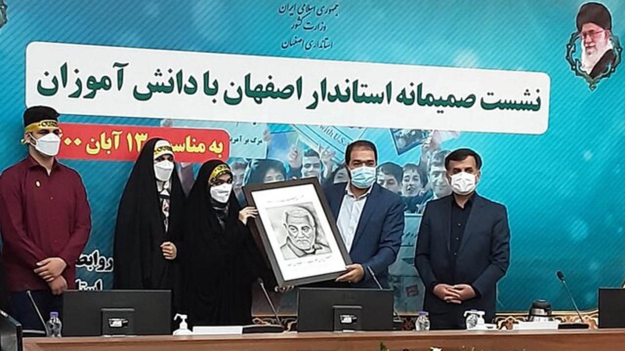 استاندار اصفهان با دانش آموزان هم صحبت شد