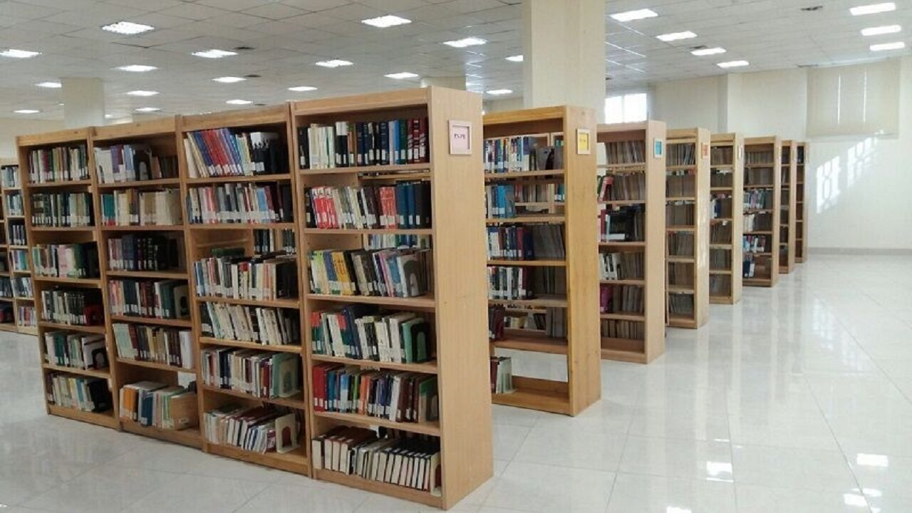 اهدای ۵۰۰ جلد کتاب به بنیاد ایرانشناسی کردستان توسط باستان شناس کرد