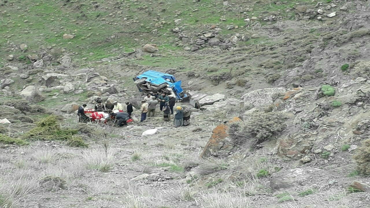 سقوط نیسان به دره در جاده سردشت