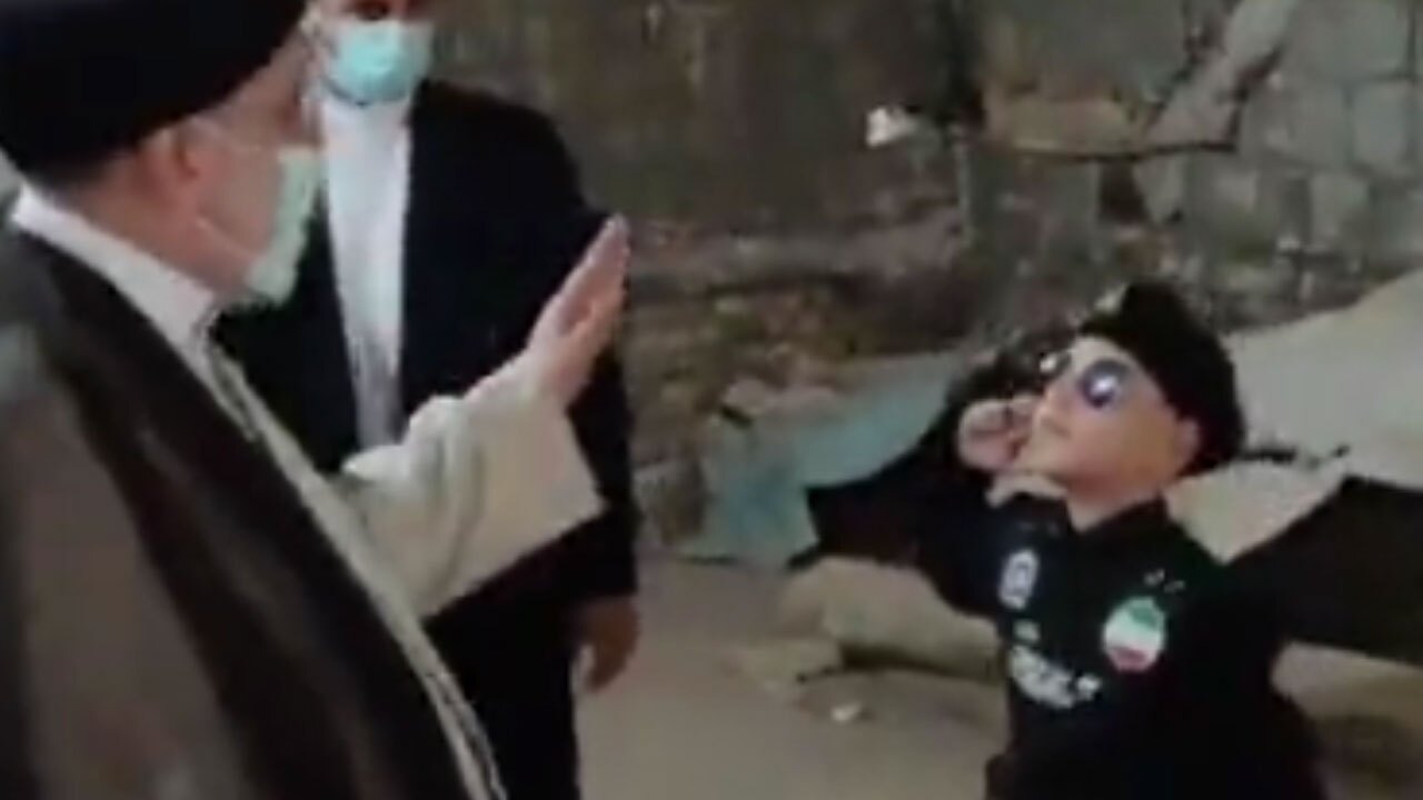لحظه احترام نظامی یک دانش آموز به رئیس جمهور + فیلم