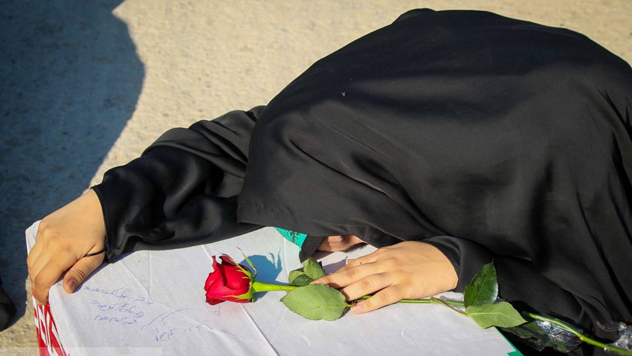 دیدار خانواده شهید حسین شکرائیان با پیکر فرزندشان پس از ۳۹ سال