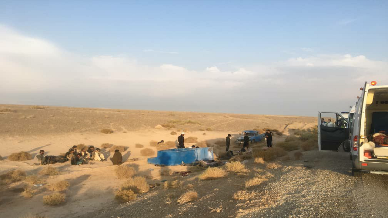 یک کشته و ۲۶ زخمی در حادثه واژگونی نیسان حامل اتباع بیگانه