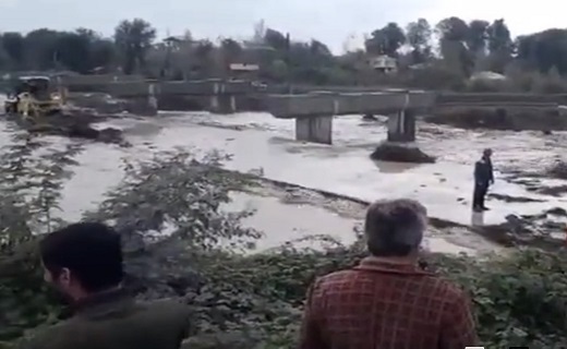 بارش شدید باران راه ارتباطی ۲ روستای شفت را قطع کرد