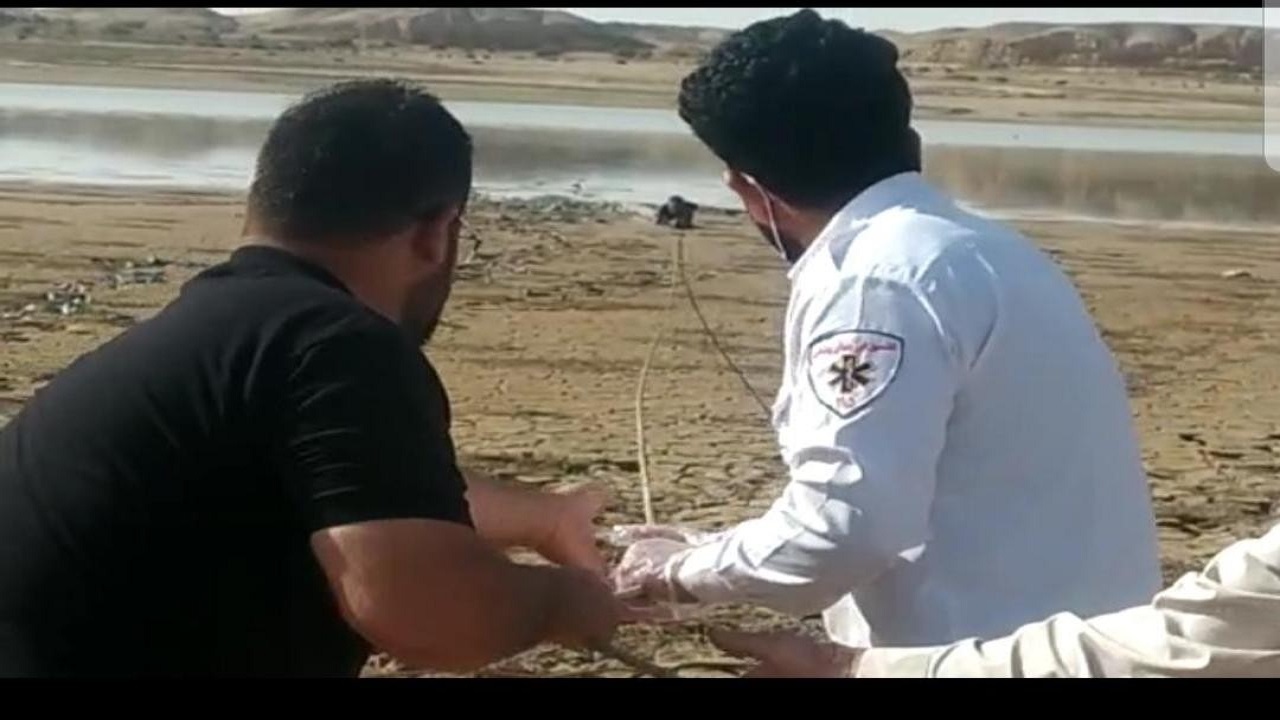 نجات جوان ۲۸ ساله از باتلاق توسط اورژانس ۱۱۵