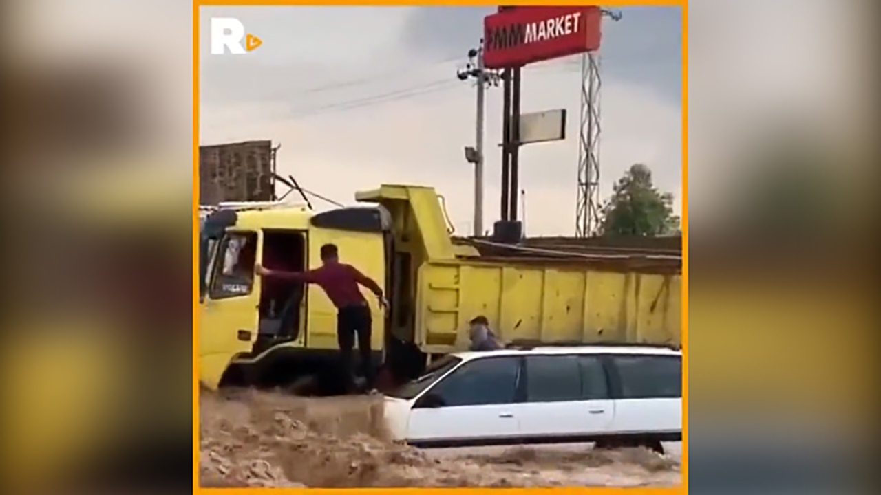 نجات یک خانواده از سیل توسط راننده کامیون + فیلم