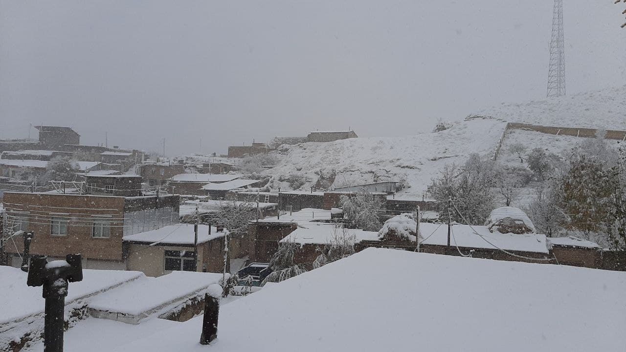 بارش برف به مردم روستای توآباد شور و نشاط بخشید + فیلم و تصاویر