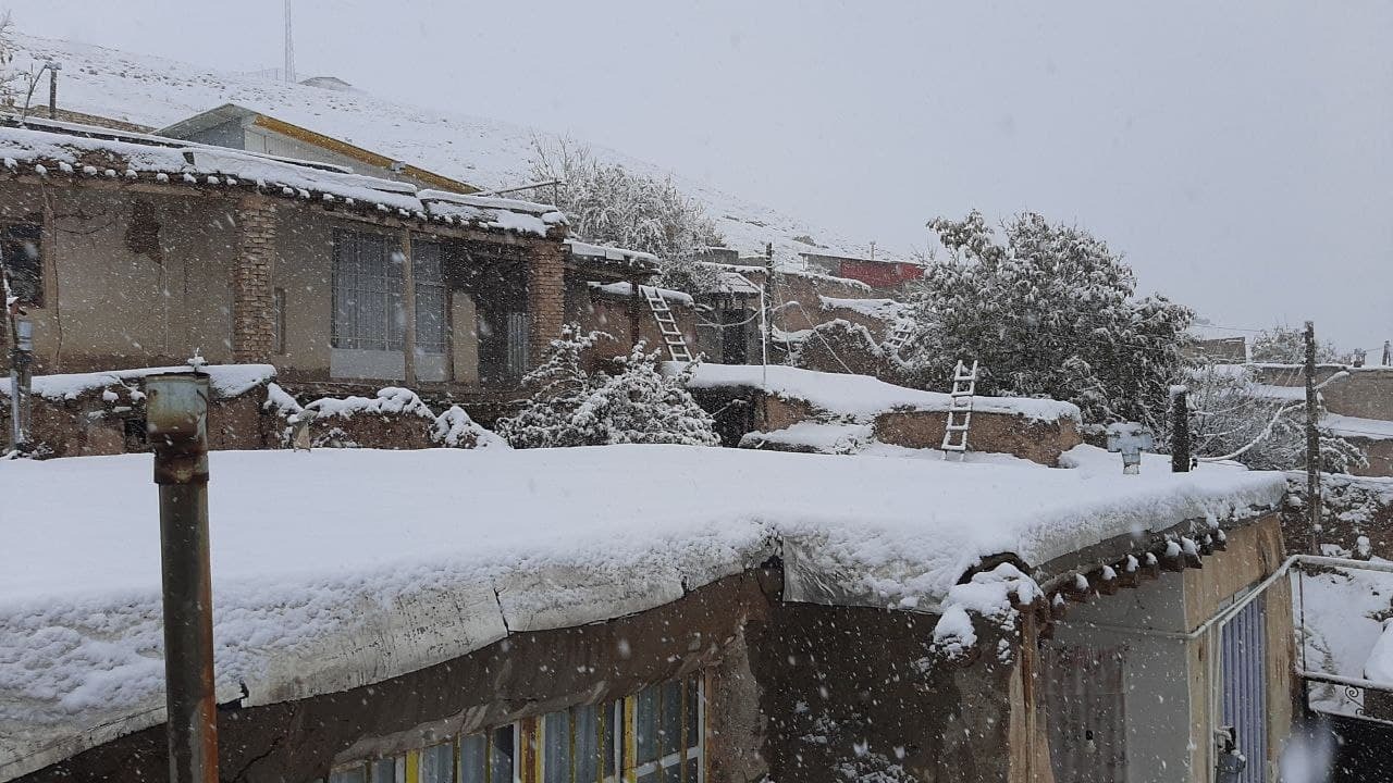 بارش برف به مردم روستای توآباد شور و نشاط بخشید + فیلم و تصاویر