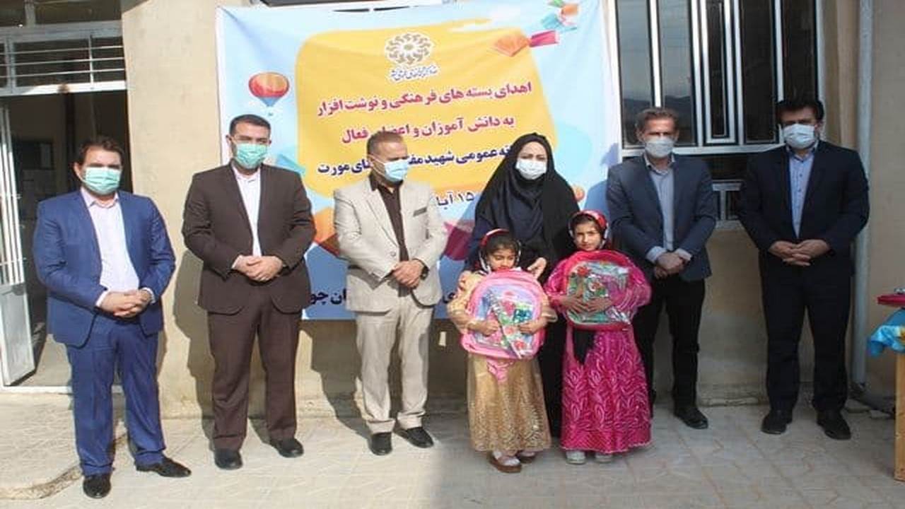 توزیع بسته‌های فرهنگی بین اعضای کتابخانه شهید مفتح در مورت