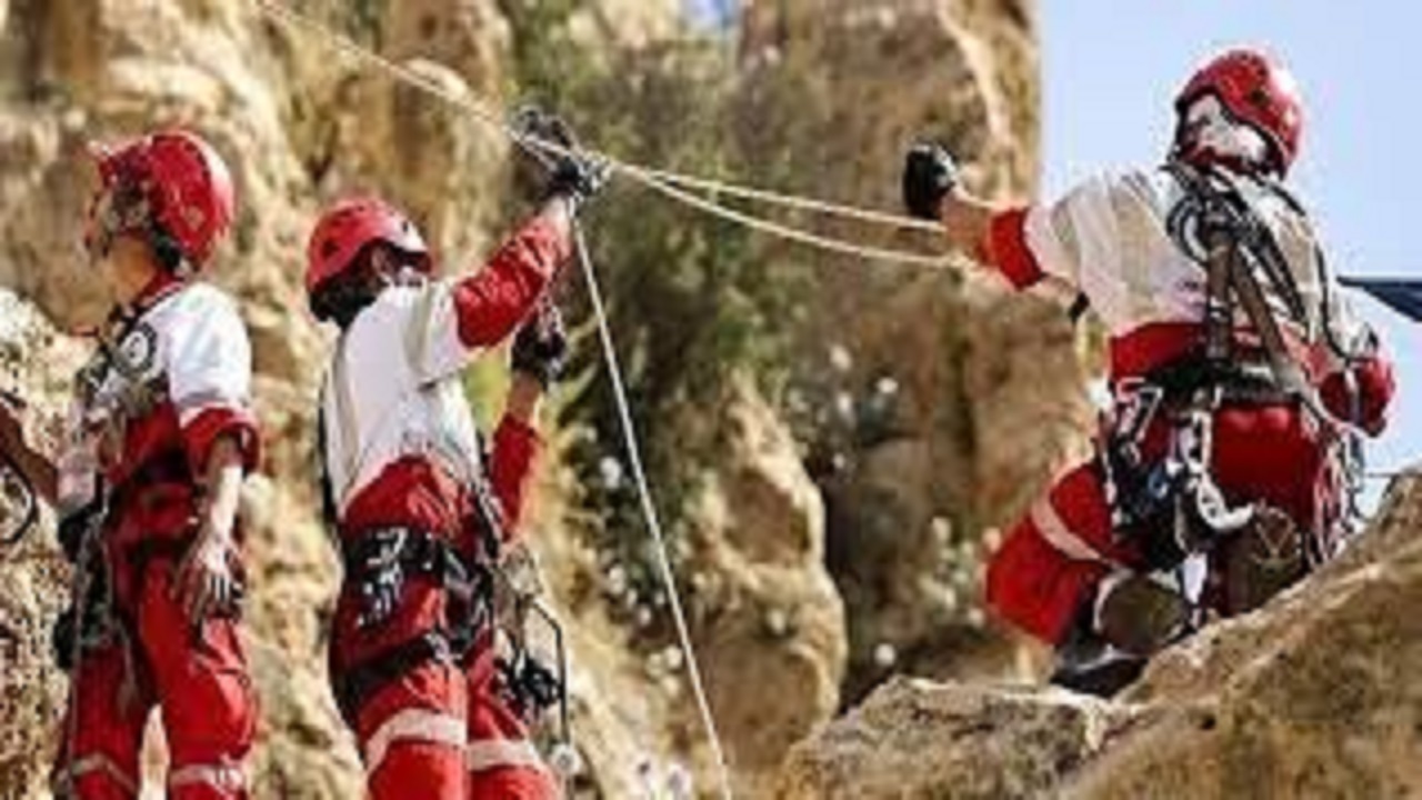 ۱۱ ساعت تلاش برای نجات پزشک گرفتار در ارتفاعات گوهرکوه تفتان