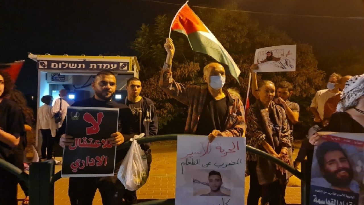 تجمع معترضان به انتقال اسیر فلسطینی از بیمارستان کابلان به زندان