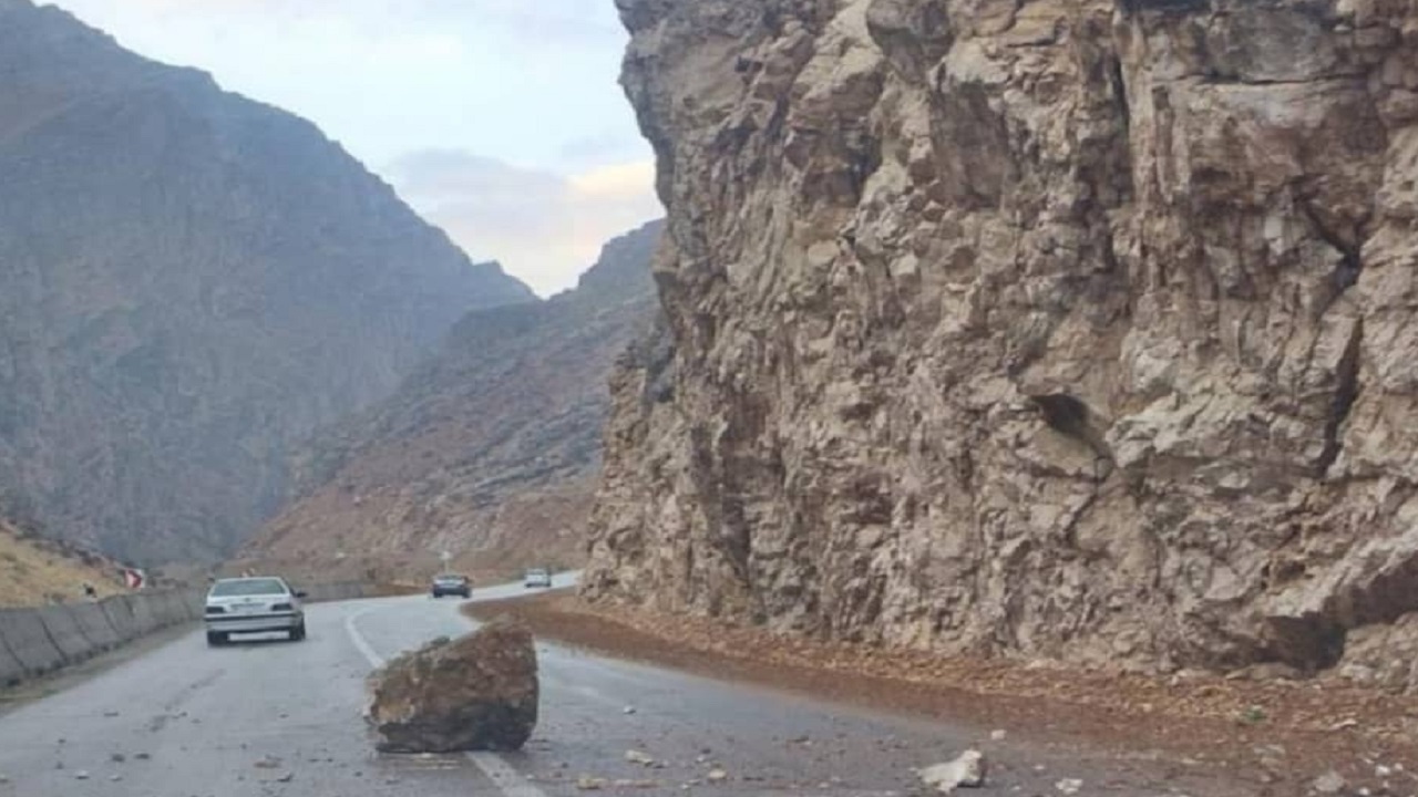 بازگشایی جاده شهرکرد به اردل پس از ریزش کوه