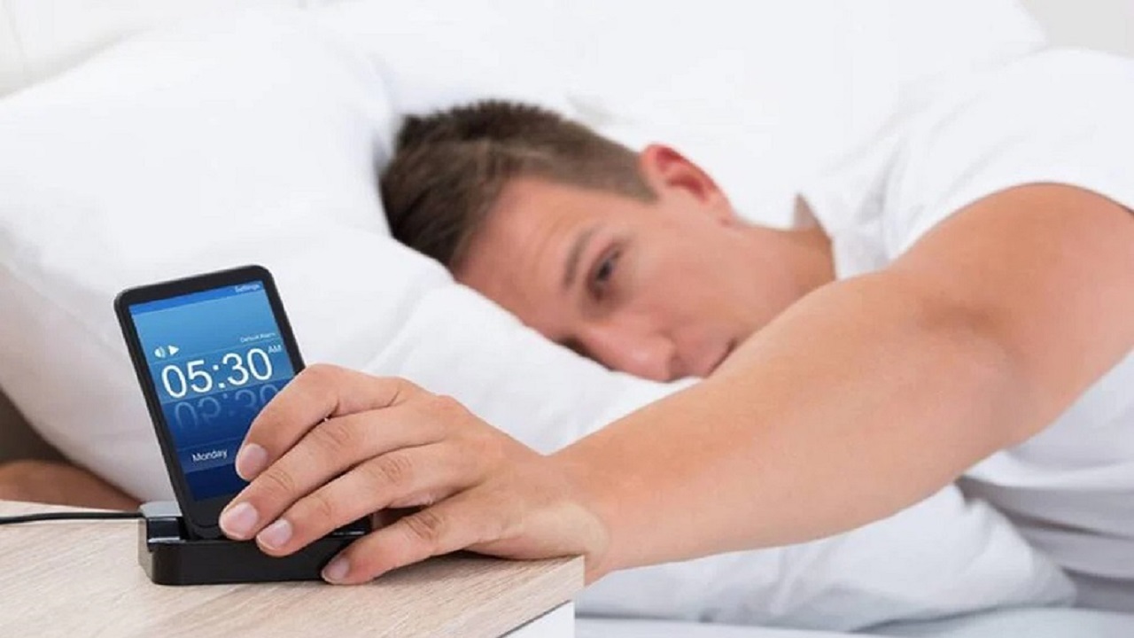 چرا صبح‌ها بعد از زنگ خوردن ساعت موبایل نباید دوباره بخوابیم؟