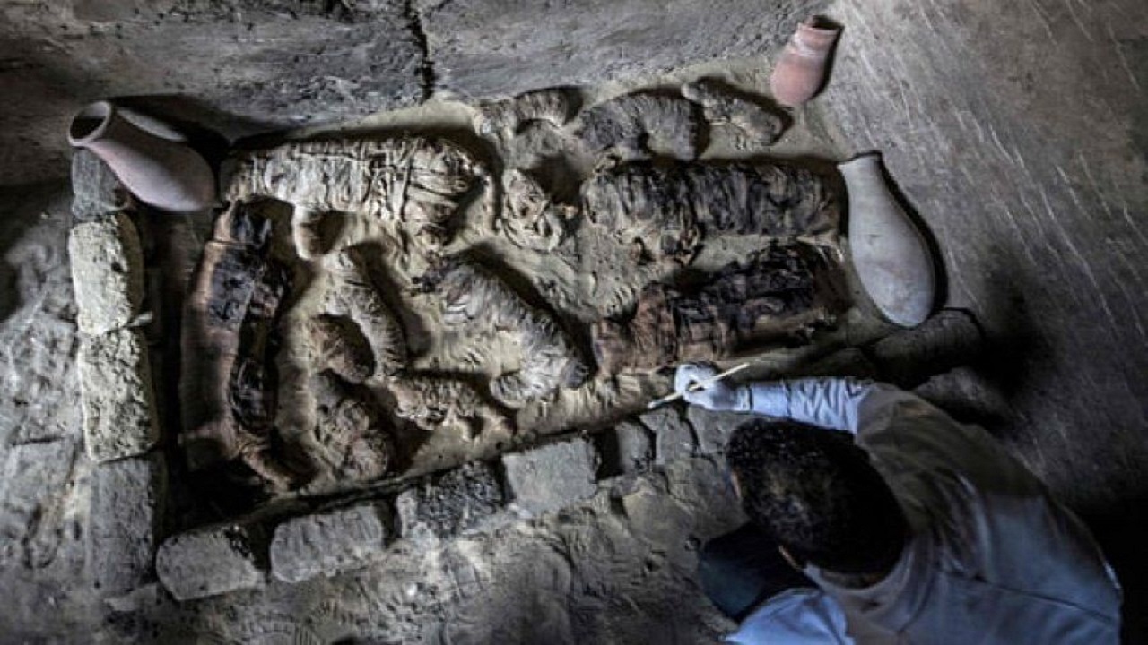 باستان شناسان در حال حقاری مقبره