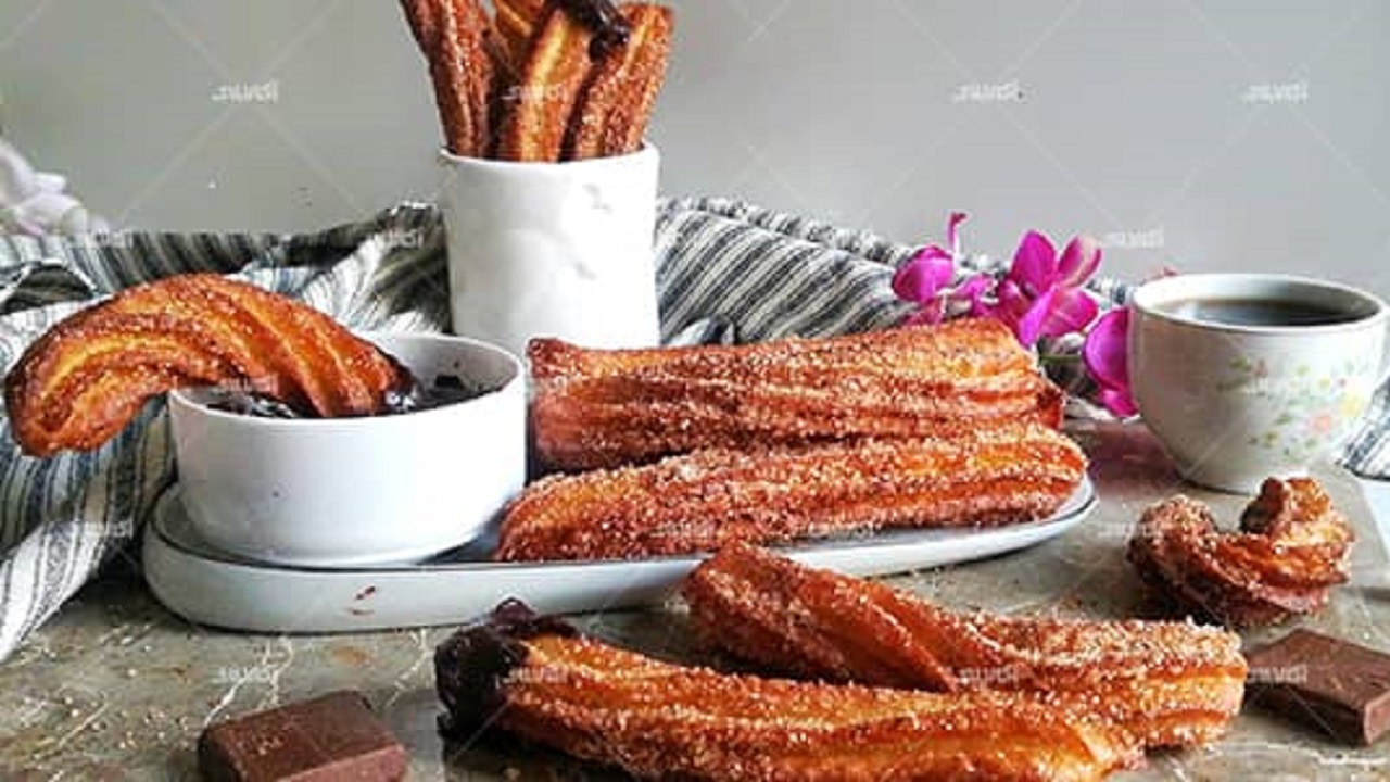 با ۵ مواد ساده شیرینی چوروس بپزید + فیلم