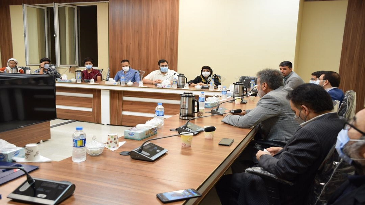 اثر دختر اروندی بخش برگزیده تئاتر خیابانی مریوان لوح تقدیر گرفت