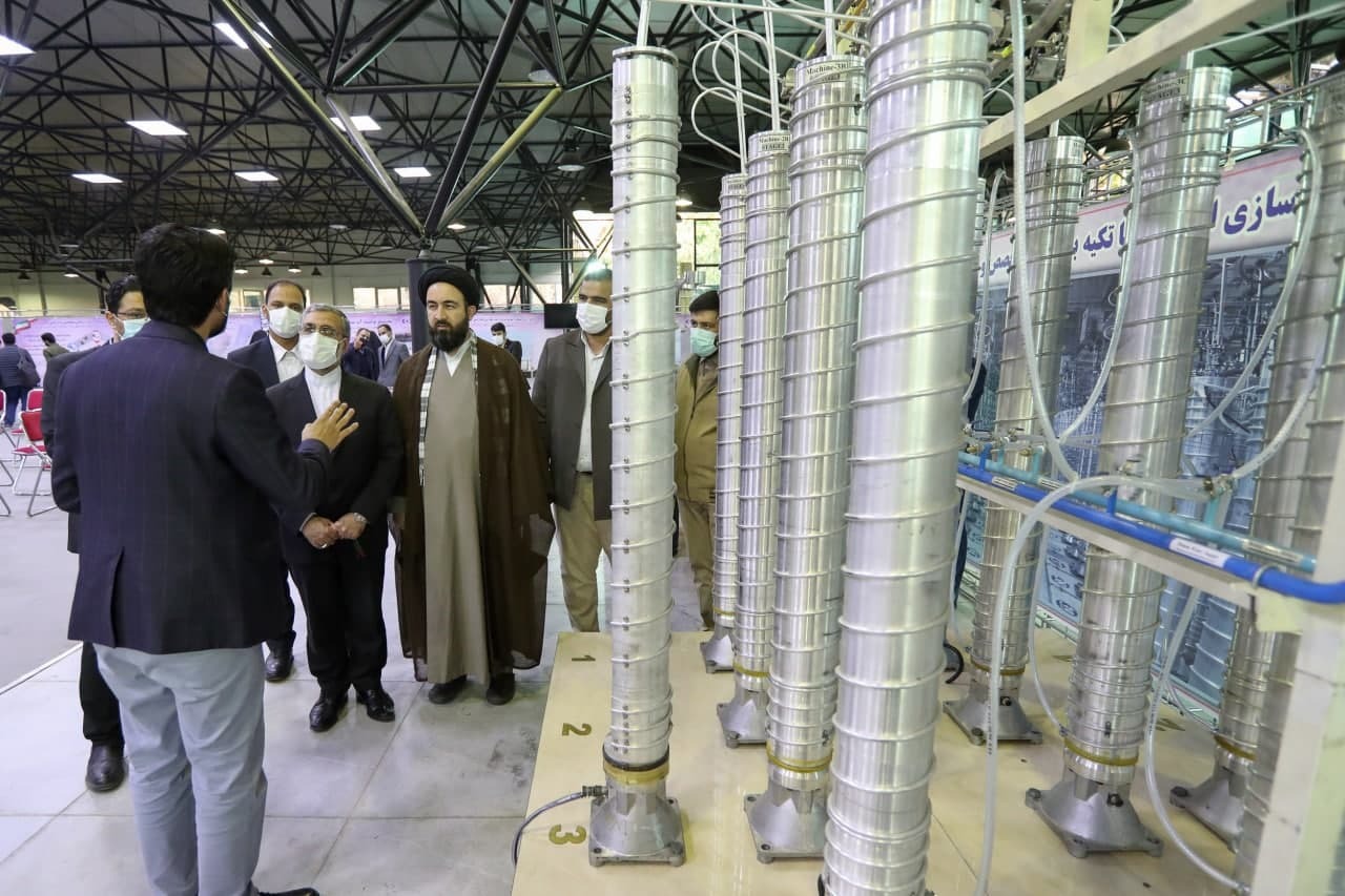 بازدید رئیس دفتر رئیس جمهور از نمایشگاه دستاورد‌های هسته‌ای کشور