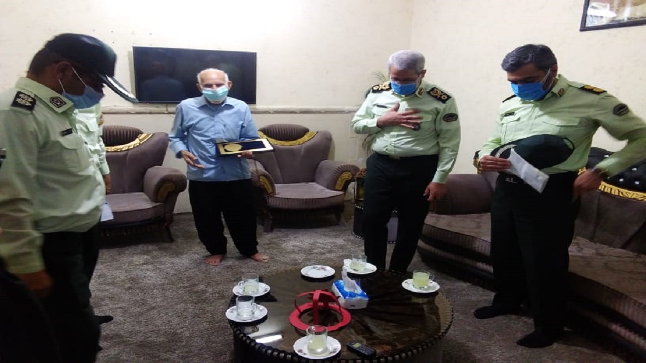 رئیس پلیس پیشگیری ناجا با خانواده ۲ شهید و جانباز در آبادان دیدار کرد