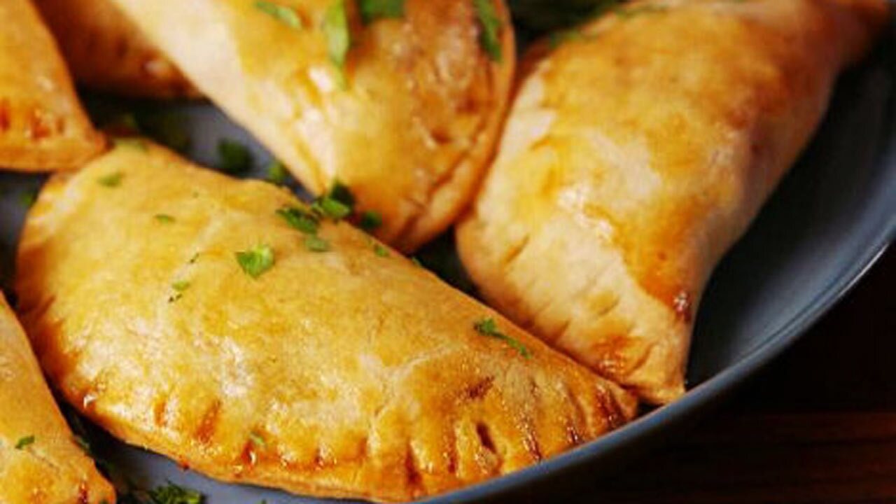 طرز تهیه پیراشکی سیب زمینی و پنیر با خمیر مخصوص + فیلم