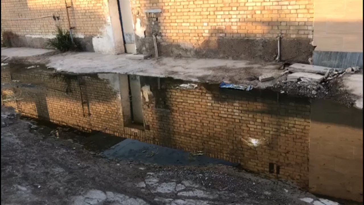جاری شدن فاضلاب در معابر؛ زندگی شهروندان آبادان را تلخ کرده است + فیلم