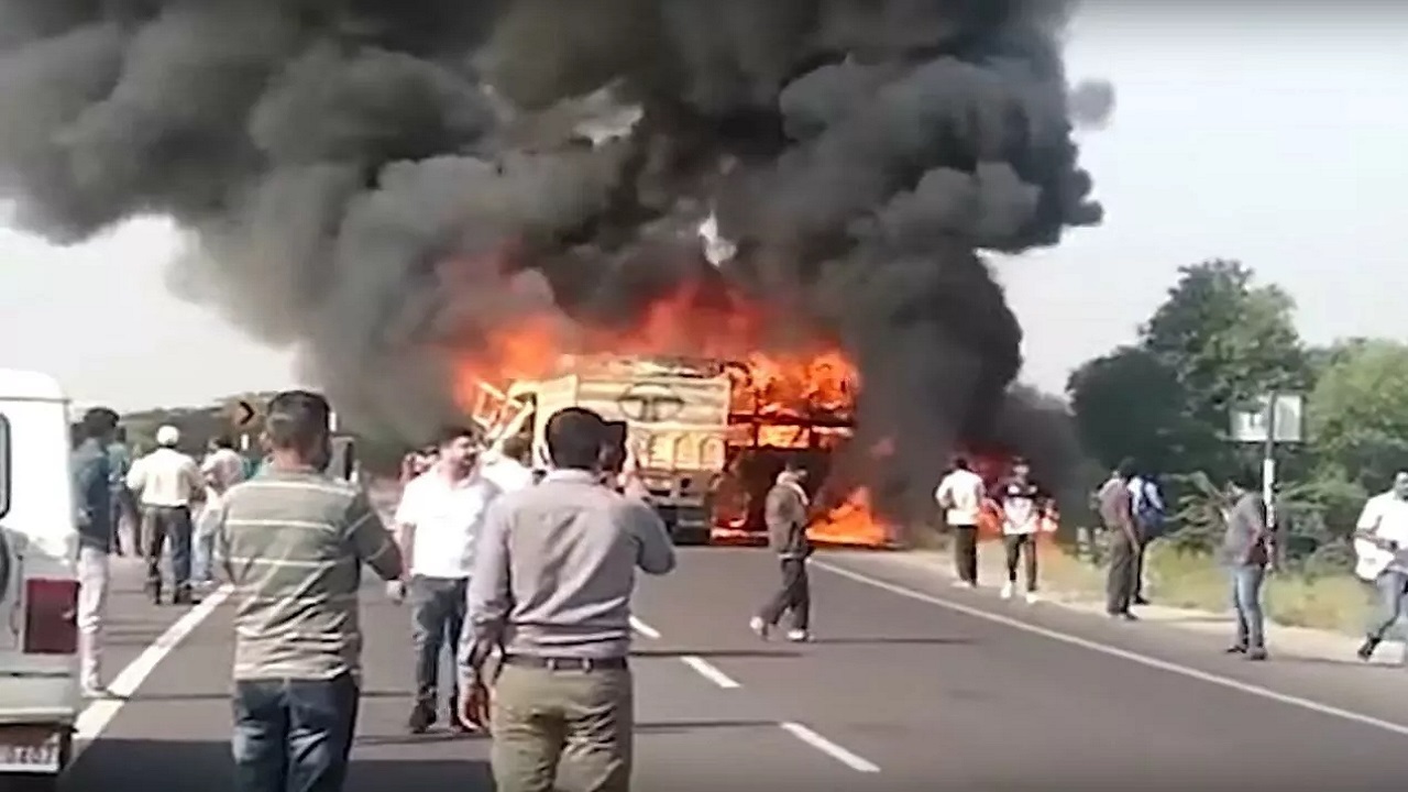 برخورد اتوبوس با کامیون در هند ۱۲ کشته بر جای گذاشت + فیلم