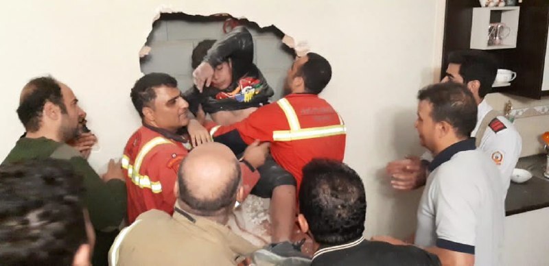 سقوط فرد به داخل درز انقطاع ۲ ساختمان
