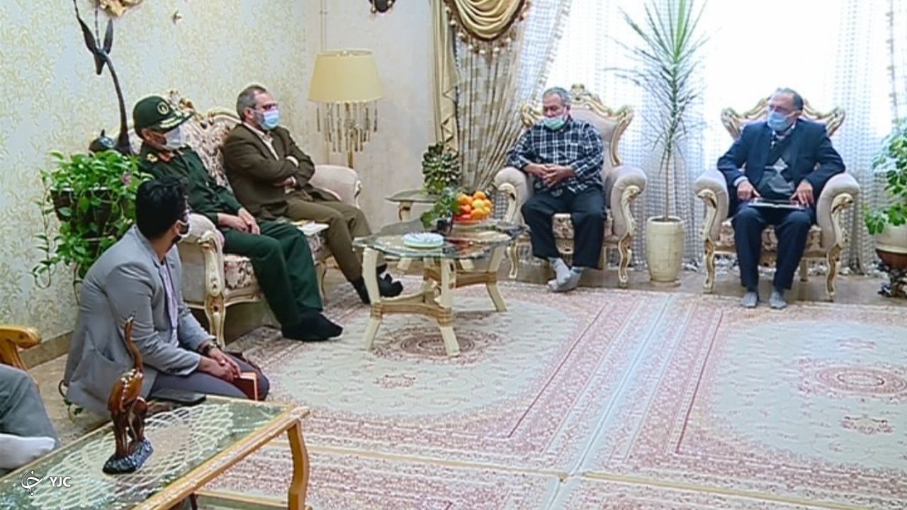 اولین روز‌های کاری استاندار مرکزی از دیدار با خانواده شهید شروع شد