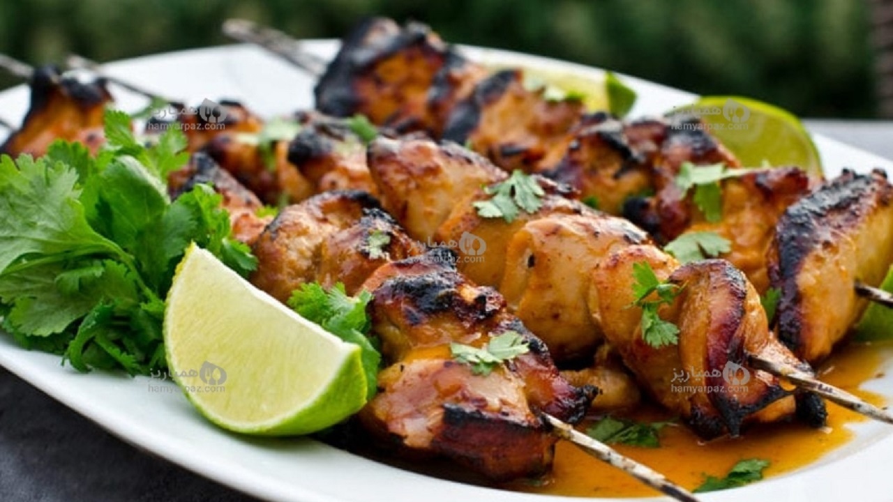 طرز تهیه جوجه کباب همراه با سالاد سالسا مکزیکی + فیلم