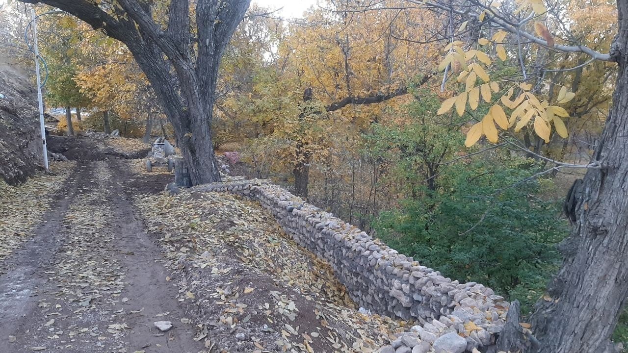 ساخت دیواری در حاشیه مسیری خطرناک، به همت اهالی روستای «توآباد» + تصاویر