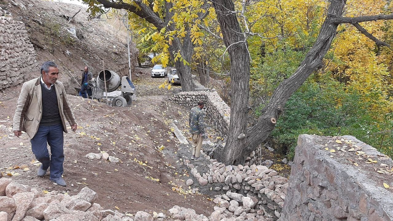 ساخت دیواری در حاشیه مسیری خطرناک، به همت مردم روستای &laquo;توآباد&raquo; + تصاویر