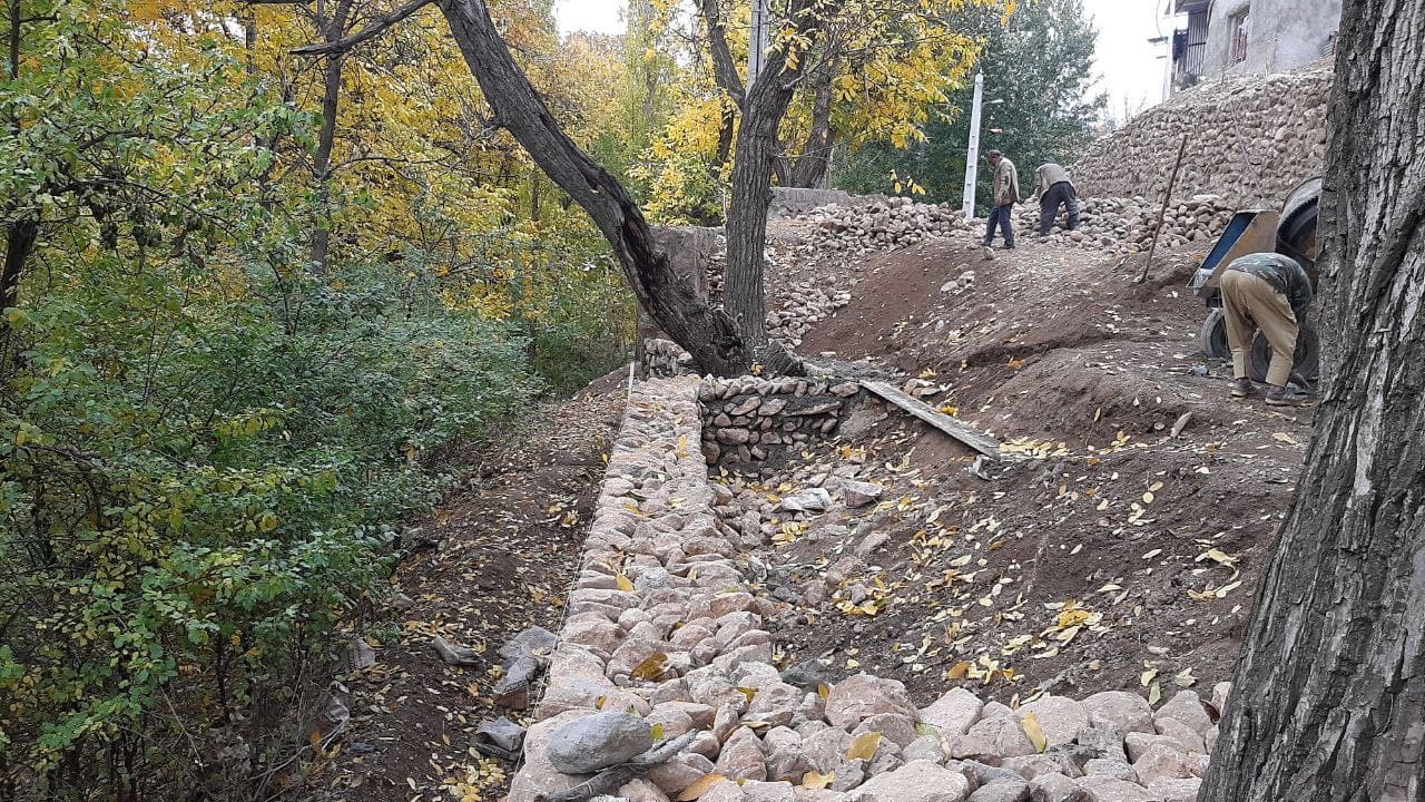 ساخت دیواری در حاشیه مسیری خطرناک، به همت مردم روستای &laquo;توآباد&raquo; + تصاویر