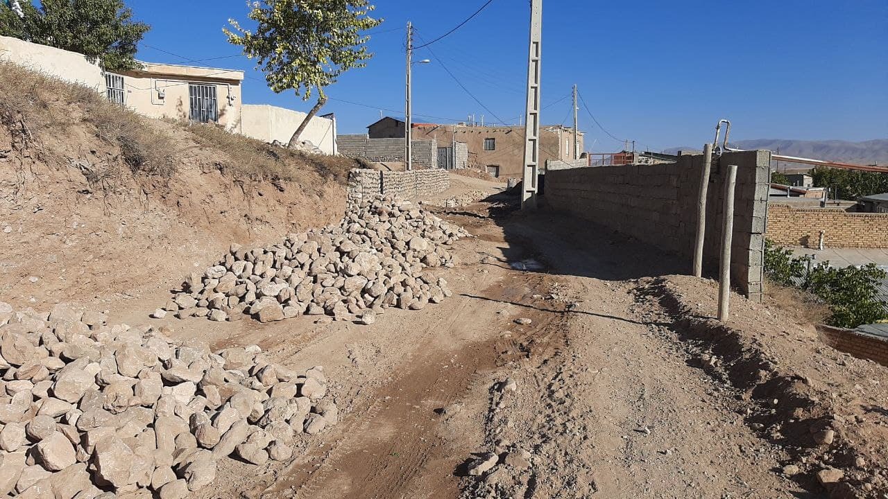 ساخت دیواری در حاشیه مسیری خطرناک، به همت مردم روستای &laquo;توآباد&raquo; + تصاویر