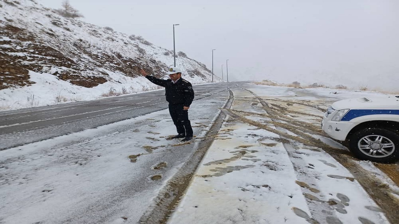 تردد در گردنە زمزیران بدون زنجیر چرخ امکان پذیر نیست