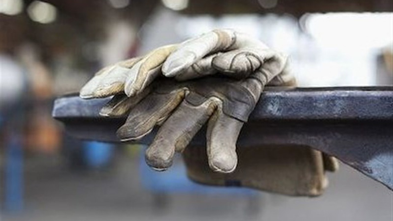 کارگران بیکار شده از کارخانه ریسندگی، برای گرفتن بیمه بیکاری آماده باشند