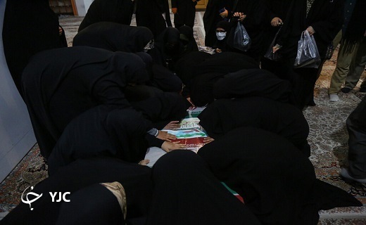 وداع با پیکر اولین بانوی شهید تفحص شده در حرم حضرت معصومه(س) وداع با پیکر اولین بانوی شهید تفحص شده در حرم حضرت معصومه(س)