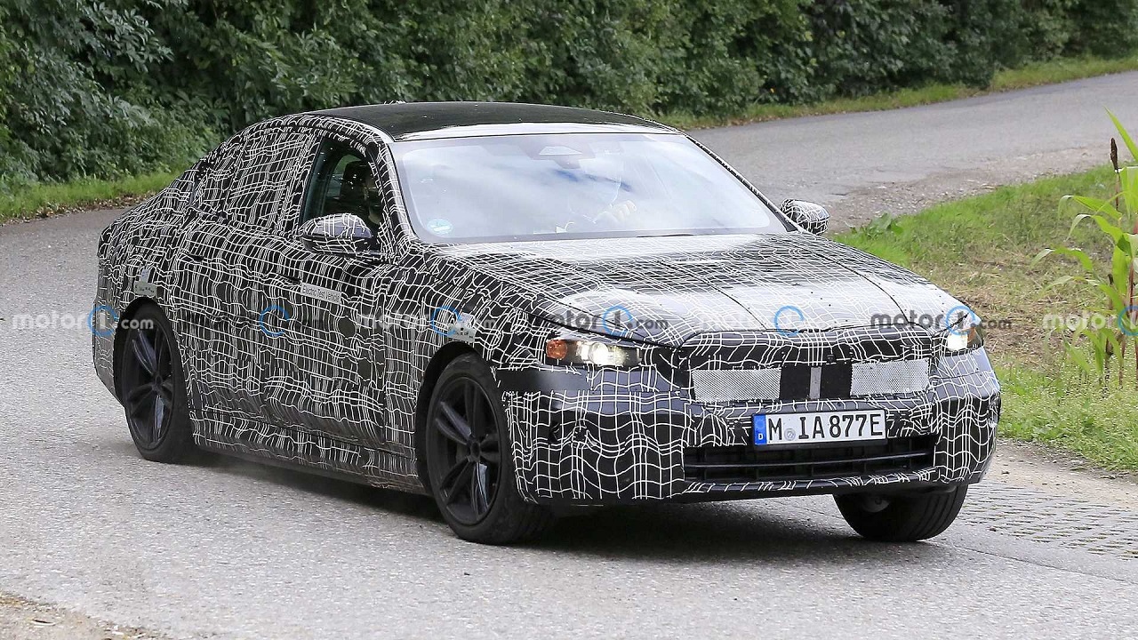 شکار خودروی BMW i5 در حین انجام آزمایش میدانی