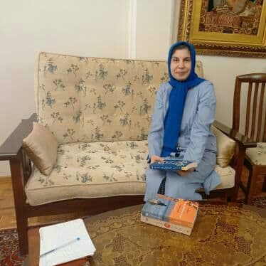 دختر جوان تبریزی با هزینه ازدواجش کتاب هدیه می&zwnj;دهد