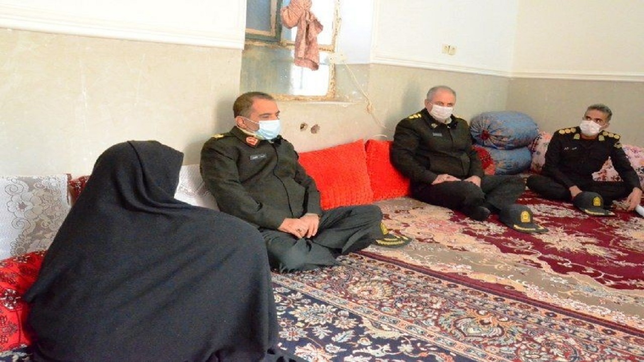 دیدار فرمانده انتظامی سیستان و بلوچستان با مادر شهید "نادر میرکازهی" در خاش/ مادران شهداء، الگوی واقعی صبر و استقامت هستند