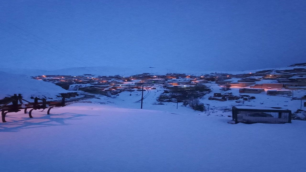 فیلمی از سفیدپوش شدن روستای تکیه