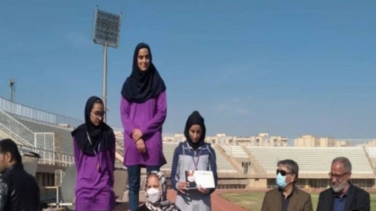 بانوی ناشنوای قمی صاحب گردن آویز برنز شد