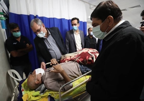 بازدید مخبر از مصدومان زلزله در بیمارستان 