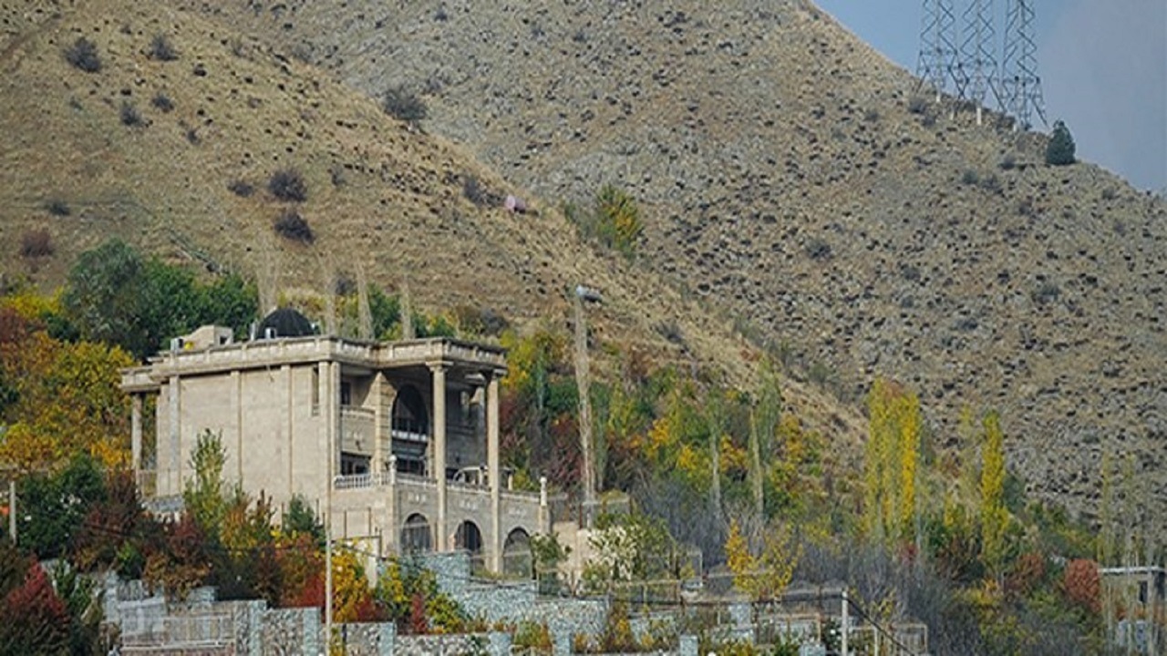 کوه خواری آواری بر سر روستاییان