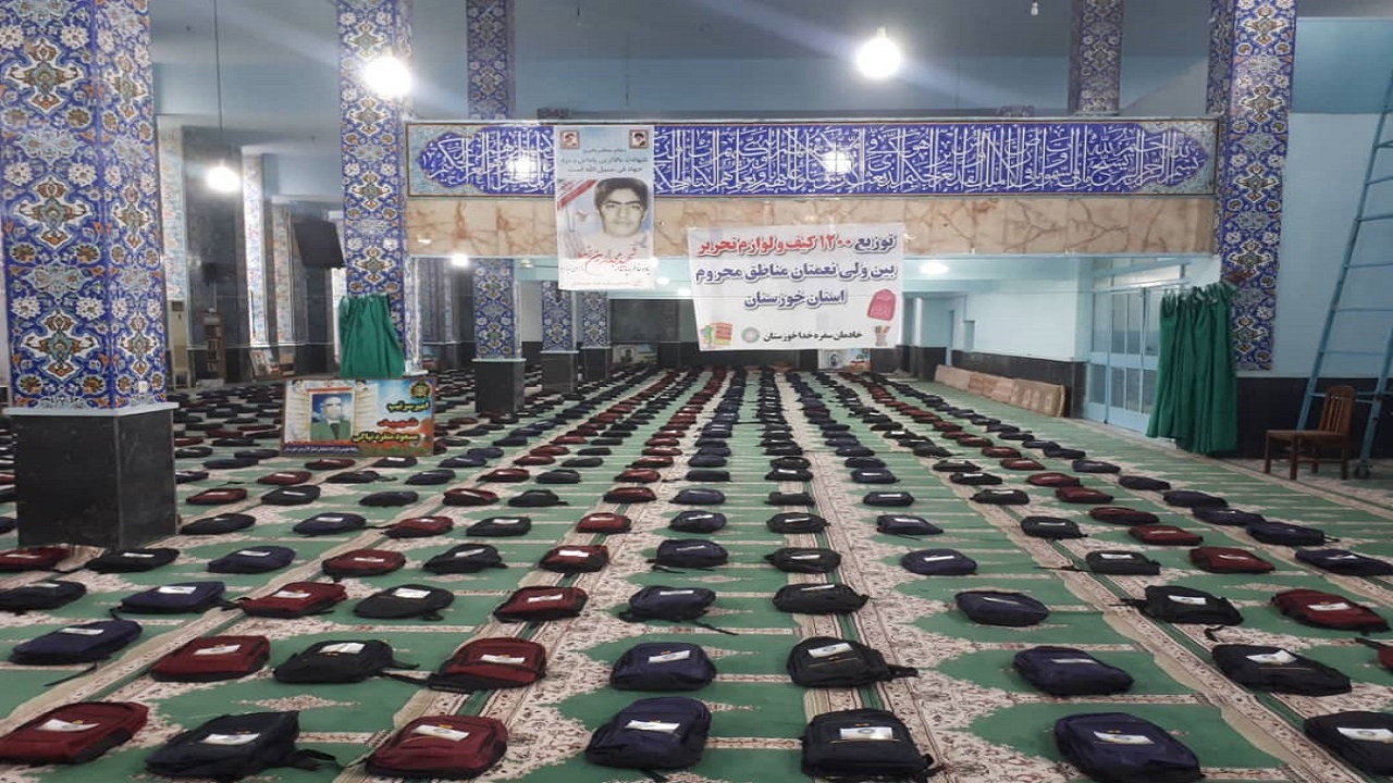 گروه خیریه خادمان سفره خدا همراه محرومان/ بسته‌های آموزشی به دست دانش آموزان نیازمند می‌رسند