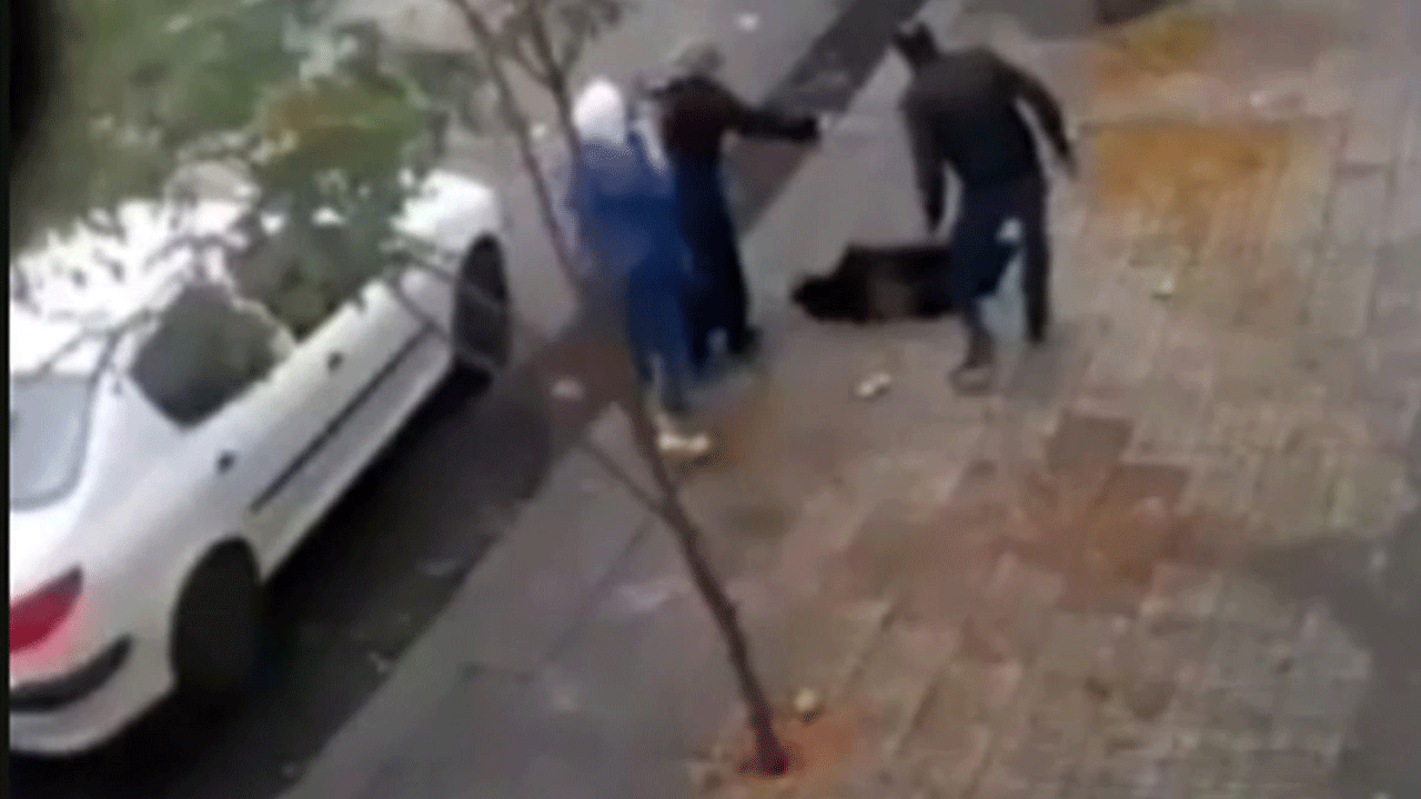 لحظه فرو رفتن یک زن در زمین بلوار گلسرخ کرمانشاه + فیلم
