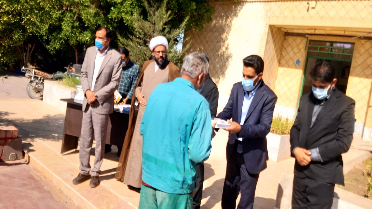 توزیع کتاب، بین کارگران و کارکنان شهرداری ریگان