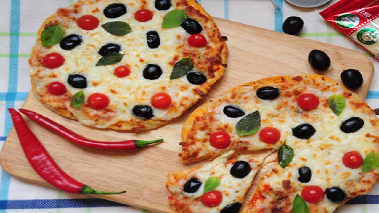 پیتزای گوجه‌فرنگی برشته با چیلی + طرزتهیه