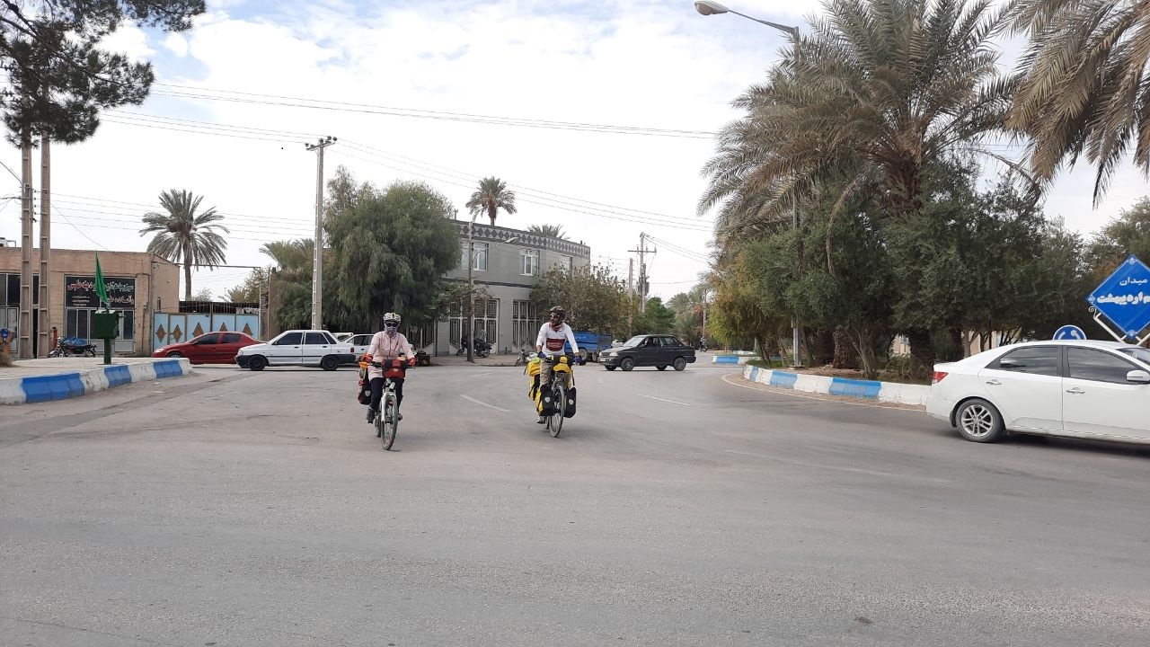 ایرانگردی با دوچرخه / زوج گردشگر وارد طبس شدند