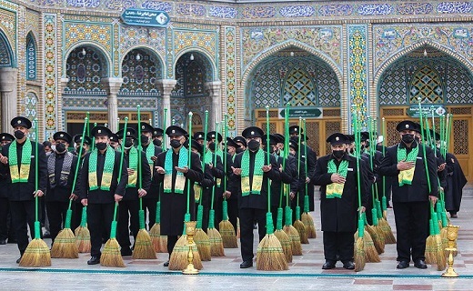 جاروکشی خادمان حرم امام رضا (ع) در حرم حضرت معصومه (س) +تصاویر